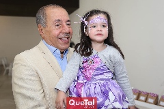   Vinicio Ramón con su nieta Sofía.
