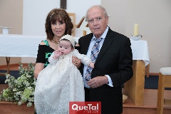  Luciana con sus abuelos maternos, Isabel Hervert y Leonardo De la Garza.