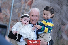  Leonardo De la Garza con sus nietos Luciana y Leo.