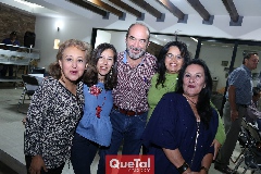  Carlos González con Esther López, Guadalupe, Martha Valadez y Adriana Ferretiz.