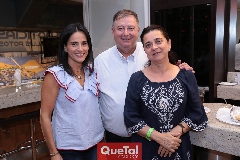 Anilú Enríquez, Patricio y Cristina Mendizábal.