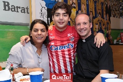  Maribel Torres de Payán, Juan Pablo Payán y padre Pablo Roger.