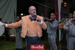  Chepo Ortuño cantando.