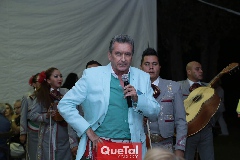  Pancho Castro de la Maza cantando.