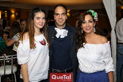 Paola y Rafael Salses con Silvia Medrano.