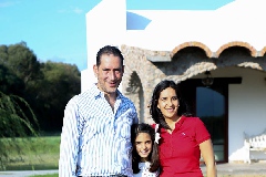  Darío Güemes, Ana Madrigal y Carmina.