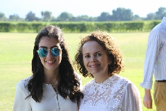  Montse Madrigal y Gaby González de Madrigal.