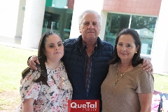  Jorge Fernández con su hija Caro y su esposa y Patricia de Fernández.
