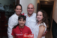  Kelly Montelongo y Manuel Pillado con sus hijas Luciana y Marijó.