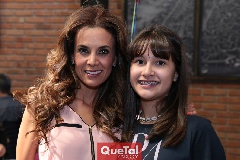  Daniela Díaz de León con su hija Camila.