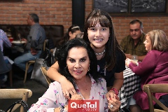 Yoya Galarza y su nieta Camila Garza.