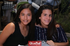  Regina y Camila.