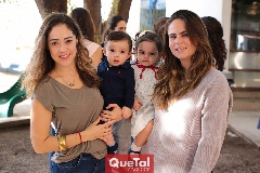  Roberta y  Mariane con sus hijos.