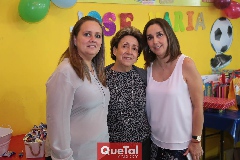  Mary Carmen Delgadillo con sus hijas María José y Nuria Ejarque.