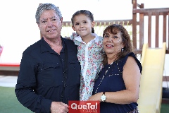  Andrea con sus abuelos Francisco Dauajare y Guillermina Martínez  .