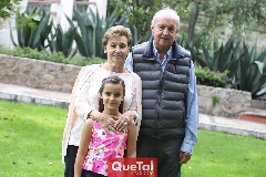  Luz de Lourdes con sus abuelos Yuya Martí y Carlos González.