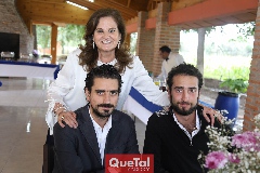  Luz Ma Reynoso con sus hijos Julio y José Carlos Güemes.