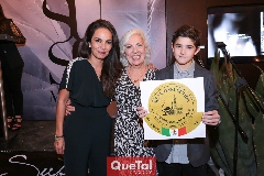  Malena y Adriana Villasuso con Julián Harris Villasuso, mostrando la presea dorada.