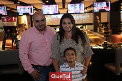  Jano con sus papás Alejandro y Guadalupe Herrera.