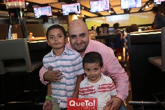  Alejandro Herrera con sus hijos Jano y Alejandro.