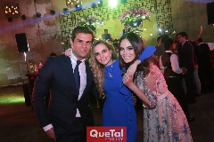  Miriam Huber con los padrinos de su hija Raquel, Juan Carlos Valladares y Ximena Navarrete de Valladares.
