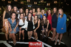  La guapa mamá y sus bellas amigas.