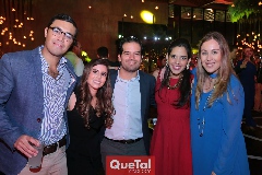  Celebrando.