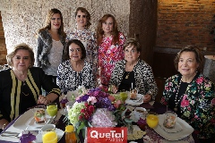 Gabriela Payán acompañada de su mamá y amigas.