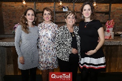  Gaby con sus mamá y sus hijas Dani Mina, Yolanda Espinosa y Ana Gaby Mina de Rangel.
