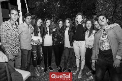  Arantza con sus amigos.