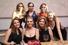 Mónica, Yolanda, Lucila, Anabell y Elena Gaviño, Emma Díaz de León y Tayde Gaviño.