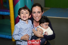 Lucía Zacarías con sus hijos.