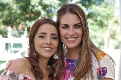  Paola Correa y Paulette Lozano.