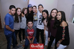  Ximena con sus amigos.