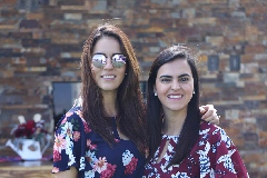 Andrea y su hermana Elsa Espinoza.