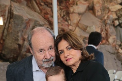   Luis López y Mónica de López con su nieto Alejandro Lomelí.