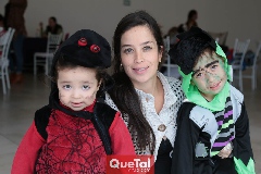  Maru Alvarado con sus hijos Regina y Paco del Camino.