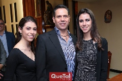 Mauricio Monsiváis con sus hijas Natalia y Daniela.