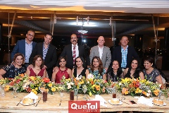  Los festejados con sus amigos.