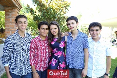 Paulina con sus amigos .