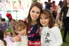  Pau Regil con sus primas.