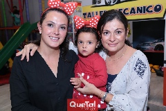  Nury con su mamá Nuria y su tía, Elsa Lozano.