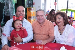 Nury con su papá y abuelitos, Andrés Espinosa y Coco Zavala.