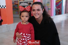  Mamá e hija, felices.