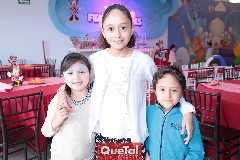  Andrea, María Fernanda y Andrés.