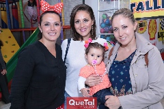 Nuria Lozano, Cristina y Caro Herrán con Carito García.