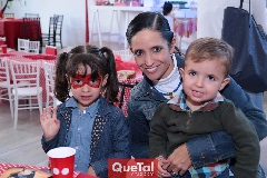  Martiza Villalba con sus hijos, Valentina y Claudio Valle.
