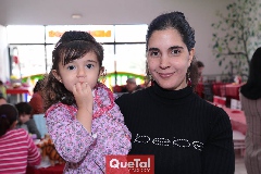  Karime Flores y Martha Chaín.