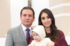  Gerardo con sus padrinos, Ricardo Nava y Verónica Juárez.
