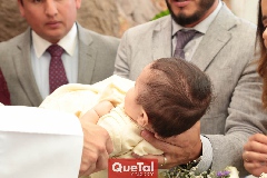 Gerardo en la pila bautismal.